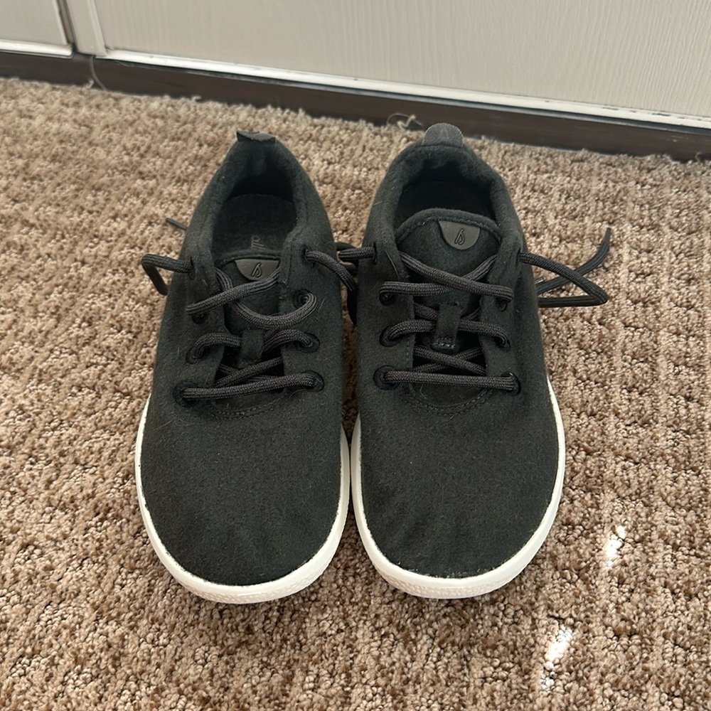 Allbirds Women’s wool runner sneakers . Size 10. Dark gray